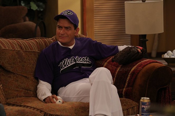 Anger Management - Charlie Gets the Party Started - Photos - Charlie Sheen