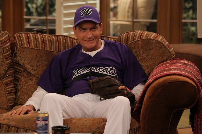 Anger Management - Charlie Gets the Party Started - Photos - Charlie Sheen