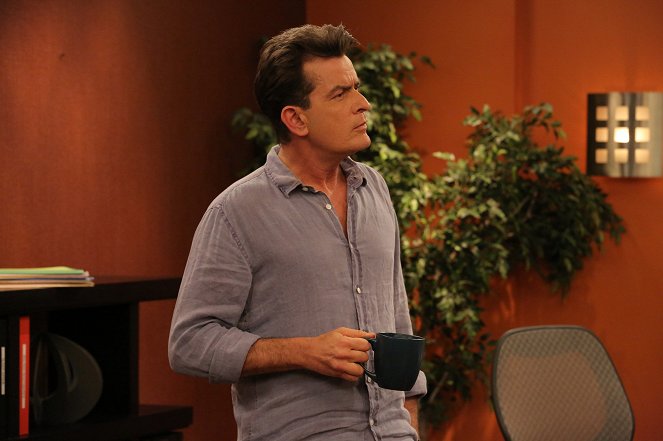 Anger Management - Season 2 - Charlie and the Sex Addict - Photos - Charlie Sheen