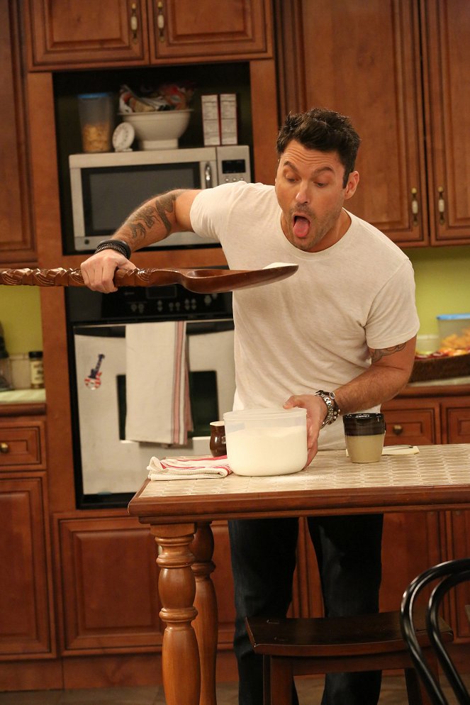 Anger Management - Season 2 - Charlie and the Christmas Hooker - Photos - Brian Austin Green