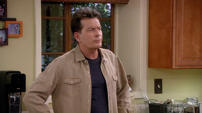 Anger Management - Season 2 - Charlie and the Case of the Curious Hottie - Photos - Charlie Sheen