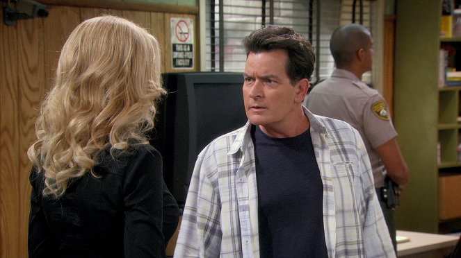 Anger Management - Season 2 - Charlie and the Case of the Curious Hottie - Photos - Charlie Sheen
