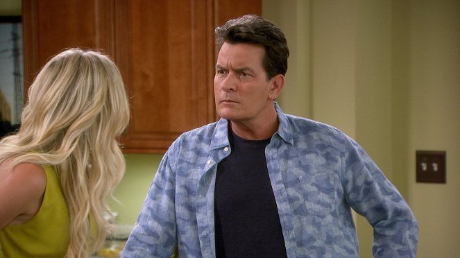 Anger Management - Charlie Plays Hide and Go Cheat - Photos - Charlie Sheen