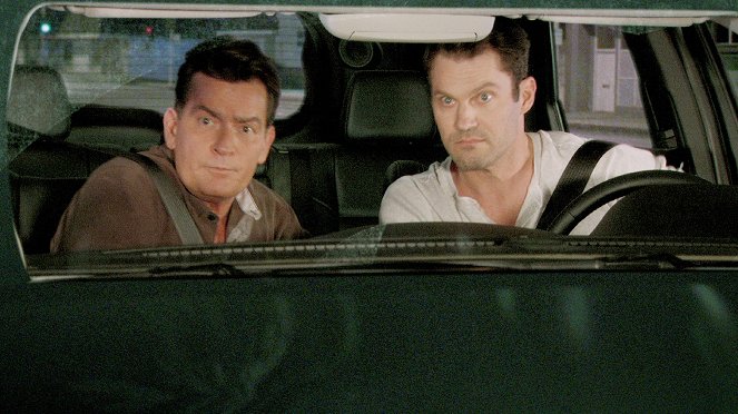 Anger Management - Charlie and the Houseful of Hookers - Photos - Charlie Sheen, Brian Austin Green