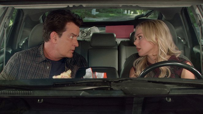 Anger Management - Charlie & the Terrible, Horrible, No Good Very Bad Thanksgiving - Photos - Charlie Sheen, Laura Bell Bundy