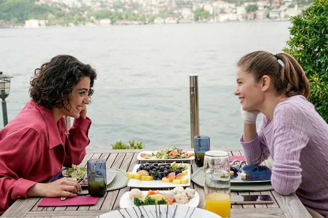 Girl in the Glass - Episode 7 - Photos - Merve Polat, Burcu Biricik