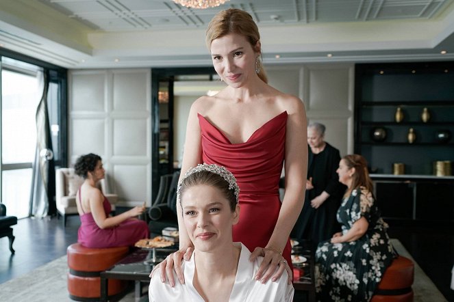 Camdaki Kız - Season 1 - Filmfotos - Burcu Biricik, Selma Ergeç