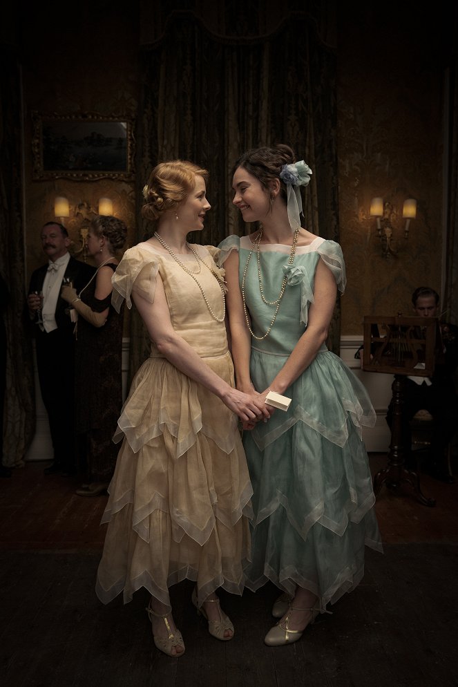 The Pursuit of Love - Episode 2 - Film - Emily Beecham, Lily James