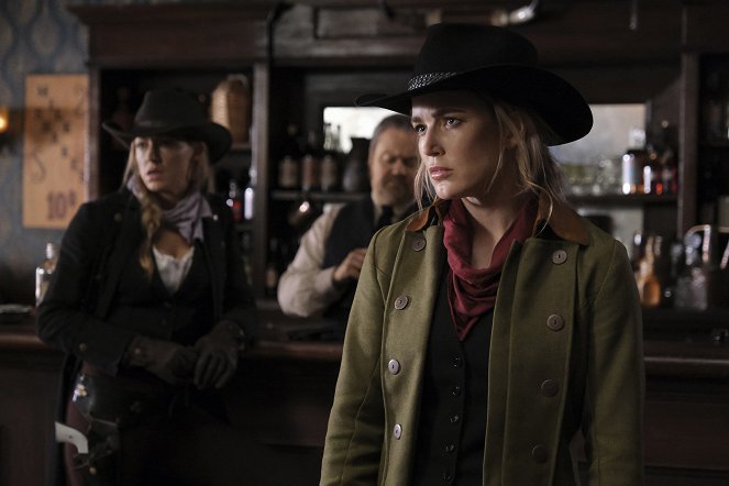 Legends of Tomorrow - Stressed Western - Photos - Jes Macallan, Caity Lotz