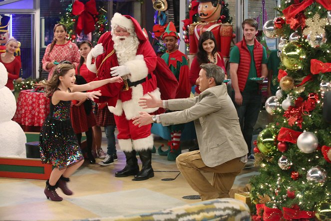 Austin & Ally - Santas & Surprises - De la película - Mimi Kirkland