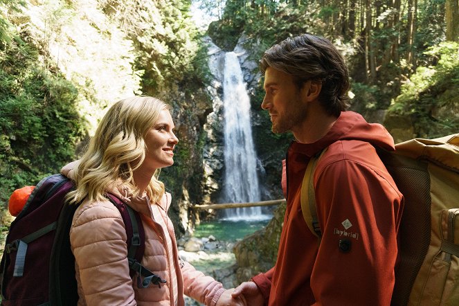 Chasing Waterfalls - Do filme - Cindy Busby, Christopher Russell