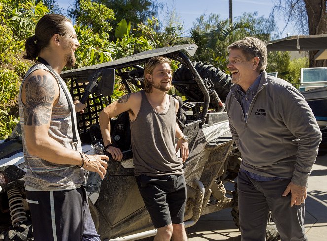 Animal Kingdom - We Don't Hurt People - Van de set - Ben Robson, Jake Weary, John Wells