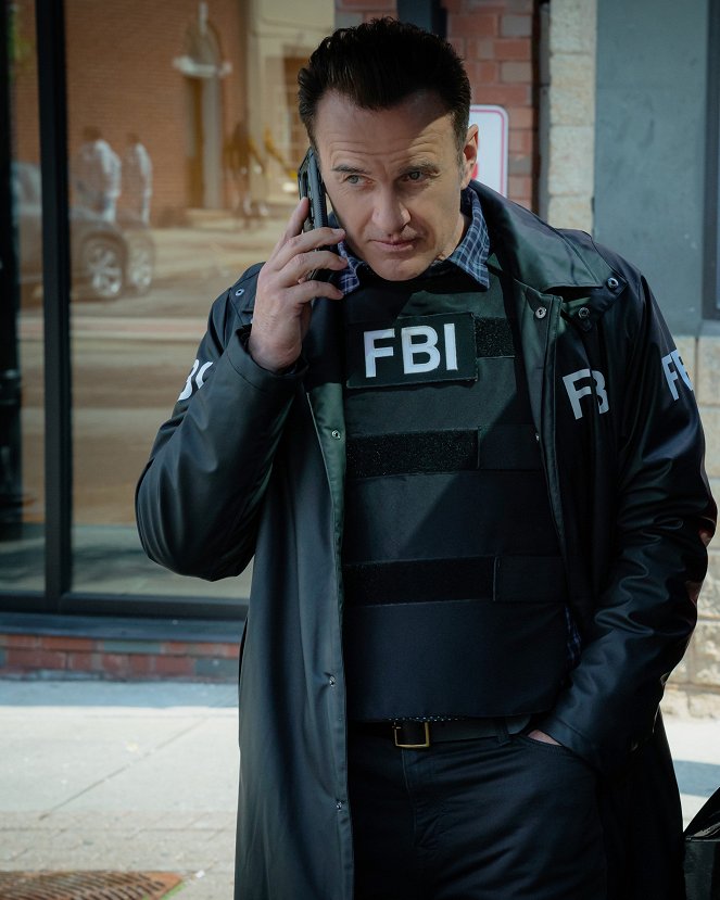 FBI: Most Wanted - Season 2 - Toxic - Photos - Julian McMahon