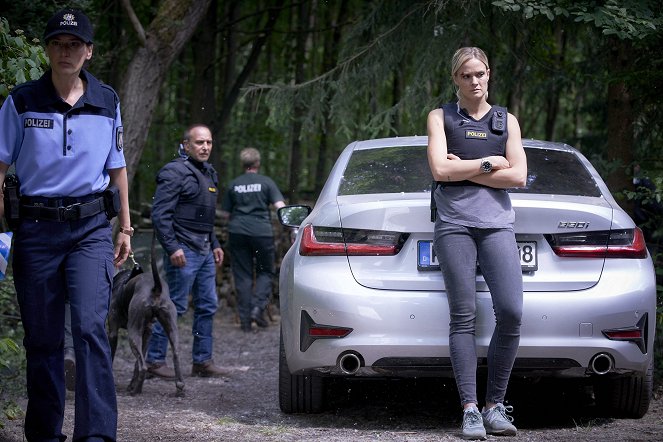 Alarm für Cobra 11 - Die Autobahnpolizei - Season 26 - Erbarmungslos - Filmfotos - Erdogan Atalay, Pia Stutzenstein