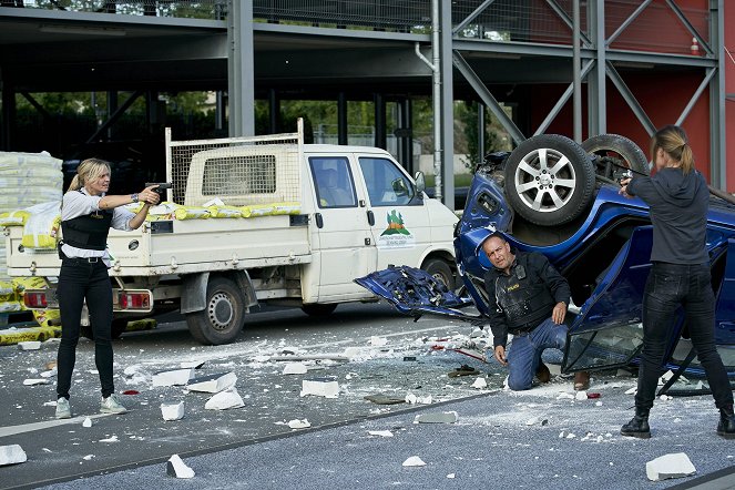 Alarm für Cobra 11 - Die Autobahnpolizei - Season 26 - Stiller Schmerz - Photos - Pia Stutzenstein, Erdogan Atalay