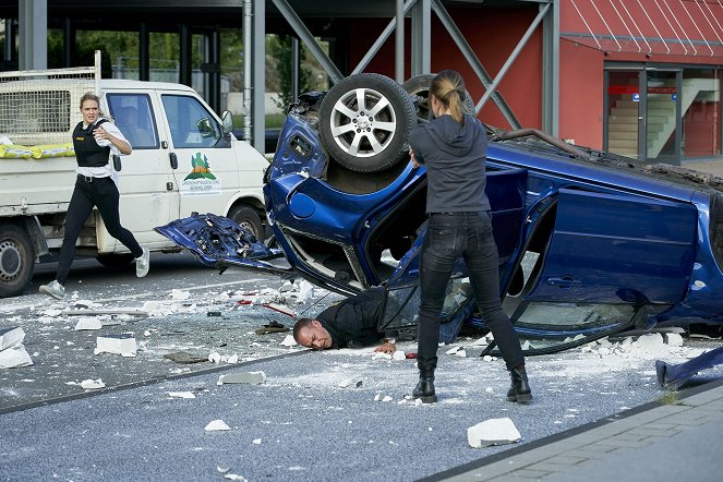 Alarm für Cobra 11 - Die Autobahnpolizei - Season 26 - Stiller Schmerz - Photos - Pia Stutzenstein, Erdogan Atalay
