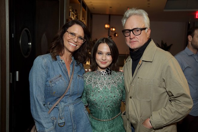 To już koniec - Z imprez - Los Angeles premiere of "How It Ends" at NeueHouse Hollywood on Thursday, July 15, 2021 - Amy Landecker, Cailee Spaeny, Bradley Whitford