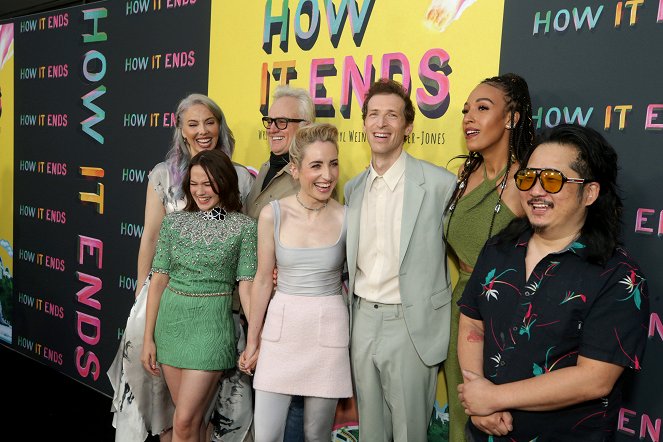 How It Ends - Events - Los Angeles premiere of "How It Ends" at NeueHouse Hollywood on Thursday, July 15, 2021 - Whitney Cummings, Cailee Spaeny, Bradley Whitford, Zoe Lister Jones, Daryl Wein, Tawny Newsome, Bobby Lee