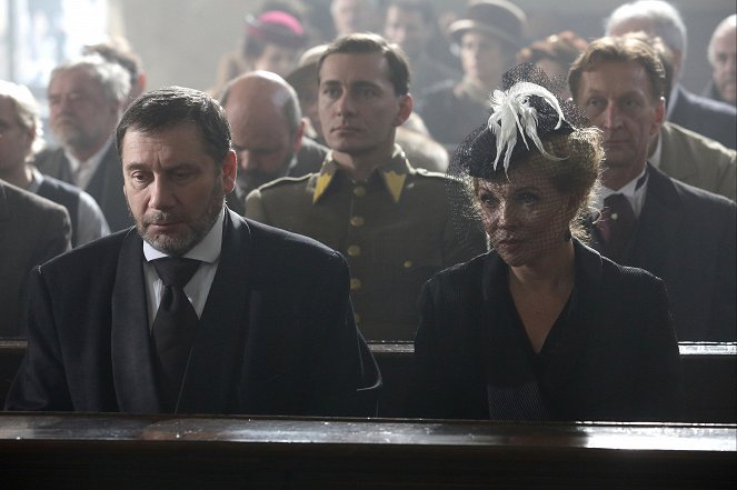 První republika - Iniciála Vé - De la película - Tomáš Töpfer, Zdena Studenková