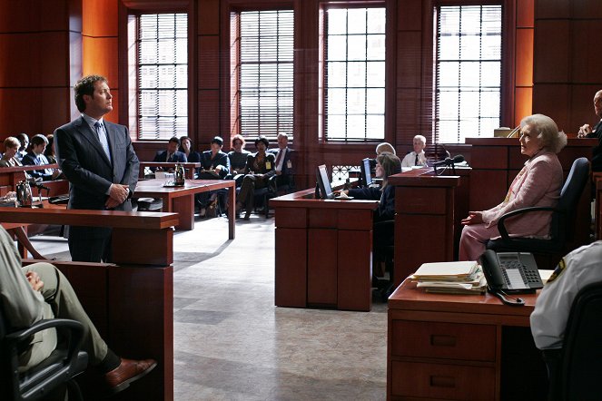 Boston Legal - Season 2 - Schadenfreude - Photos - James Spader, Betty White