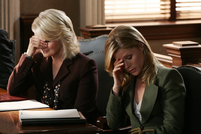 Boston Legal - Season 2 - A Whiff and a Prayer - Photos - Candice Bergen, Julie Bowen