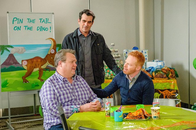 Modern Family - Clash of Swords - Photos