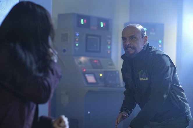 MacGyver - Season 5 - Diamond + Quake + Carbon + Comms + Tower - Photos