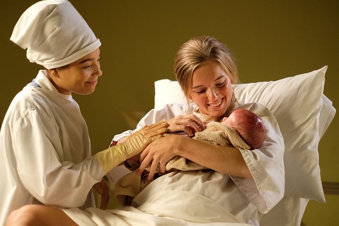 Call the Midwife - Ruf des Lebens - Season 8 - Wo gehören wir hin? - Filmfotos - Leonie Elliott, Hannah Rae
