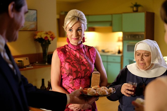 Call the Midwife - Episode 7 - Film - Helen George, Miriam Margolyes