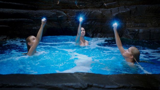 H2O - A Ilha de Mako - Hora de agir - Do filme - Lucy Fry, Ivy Latimer, Amy Ruffle