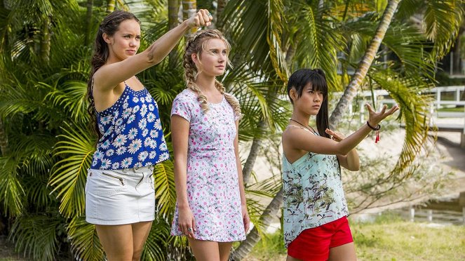 Mořské panny z ostrova Mako - Mopping Up - Z filmu - Allie Bertram, Isabel Durant, Linda Ngo