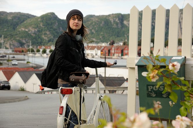 Liebe am Fjord - Die Frau am Strand - Van film - Michelle Barthel