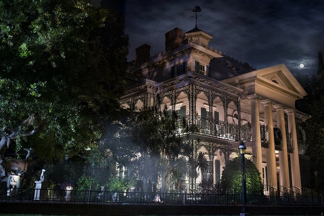 Behind the Attraction - Haunted Mansion - Van film