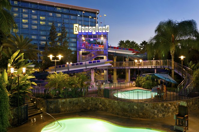 Behind the Attraction - Disneyland Hotel - Photos