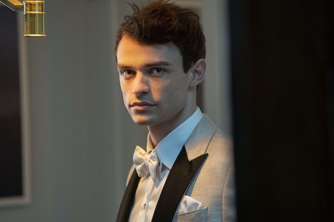 Gossip Girl - Just Another Girl on the MTA - Photos - Thomas Doherty