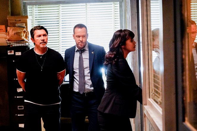 Blue Bloods - Season 9 - Playing with Fire - Van film - Lou Diamond Phillips, Donnie Wahlberg, Marisa Ramirez