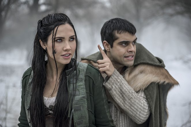 The Outpost - Season 2 - We Only Kill to Survive - Van film - Jessica Green, Anand Desai-Barochia
