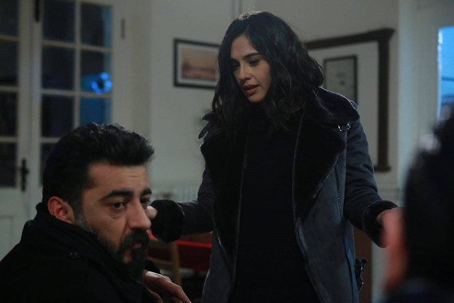 Poyraz Karayel - Episode 18 - Filmfotók - İlker Aksum, Funda Eryiğit