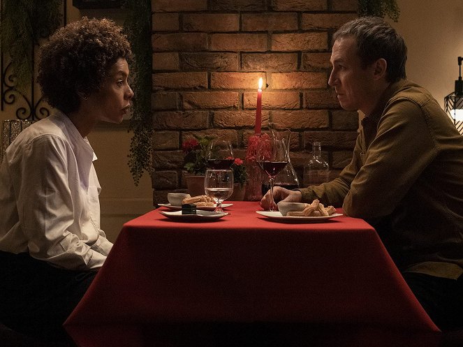 Moderní láska - Série 2 - Druhé objetí, s otevřenýma očima i srdcem - Z filmu - Sophie Okonedo, Tobias Menzies