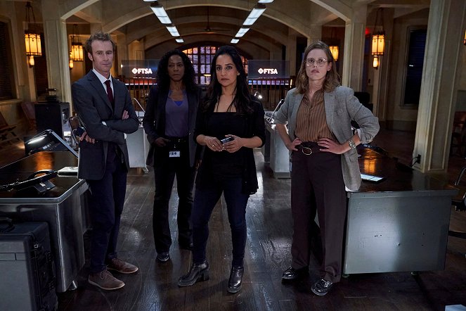 Departure - Fugitive - Photos - Mark Rendall, Karen LeBlanc, Archie Panjabi, Kelly McCormack