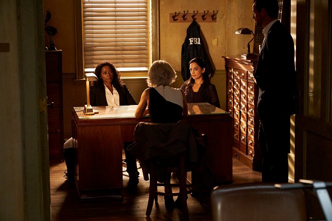 Departure - Fugitive - Photos - Karen LeBlanc, Archie Panjabi