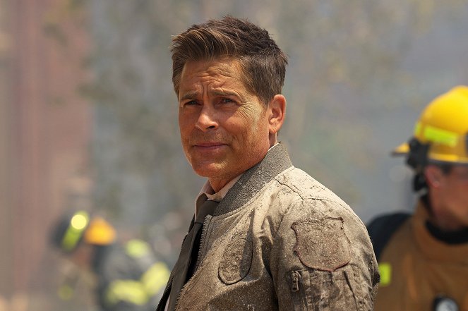 9-1-1: Lone Star - Dust to Dust - Photos - Rob Lowe