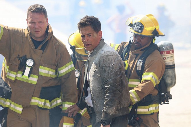 9-1-1: Lone Star - Dust to Dust - Photos - Jim Parrack, Rob Lowe, Brian Michael Smith