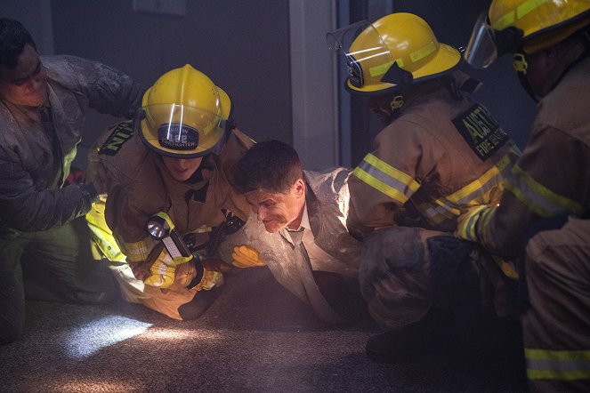 911-Texas - Season 2 - Porból lettünk, porrá leszünk - Filmfotók - Julian Works, Rob Lowe