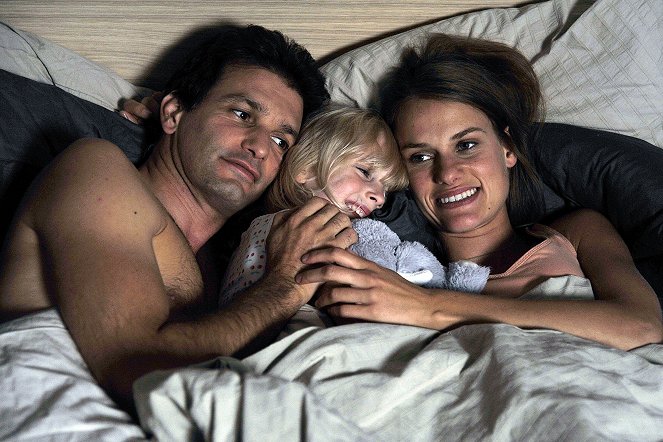 Familie Dr. Kleist - Wunden - Z filmu - Luca Zamperoni, Jolina Herz, Marie Seiser