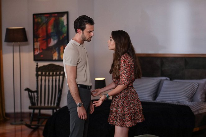 Twist of Fate - Episode 10 - Photos - Aytaç Şaşmaz, Cemre Baysel