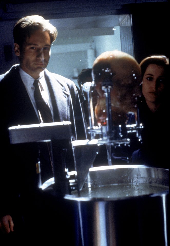 The X-Files - Leonard Betts - Van film - David Duchovny, Gillian Anderson