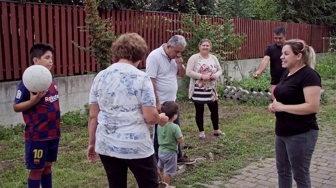 Noví sousedé - Korak bliže - Kuvat elokuvasta