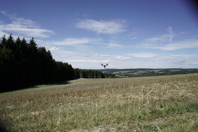 Druhá světová válka z dronu - skenování důkazů - Z filmu