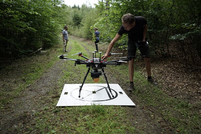 Druhá světová válka z dronu - skenování důkazů - Z natáčení